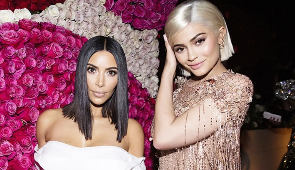 Sebagai keluarga, Kim Kardashian pasti akan selalu ada untuk membela adiknya, Kylie Jenner, dari hujatan para haters. (Taylor Jewell/Vogue/REX/Shutterstock/HollywoodLife)