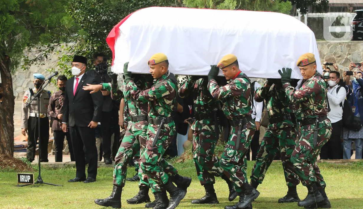 Prajurit TNI mengusung peti jenazah Almarhum Azyumardi Azra untuk dimakamkam di Taman Makam Pahlawan Kalibata, Jakarta, Selasa (20/9/2022). Ketua Dewan Pers Profesor Azyumardi Azra dimakamkan secara militer . (Liputan6.com/Herman Zakharia)