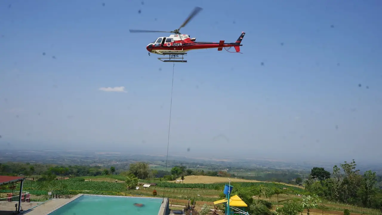 Water bombing untuk memadamkan karhutla di Gunung Lawu. (Dian Kurniawan/Liputan6.com)