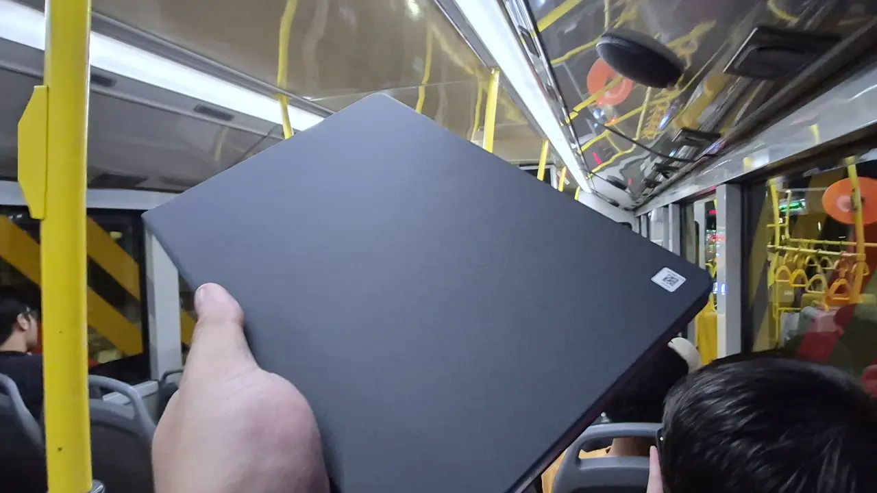 Hands-on Samsung Galaxy Tab S10 Lite (Flip Cover Tampak Depan).