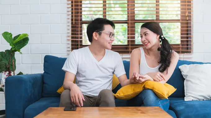 perempuan dan pasangan 2 oktober sofa
