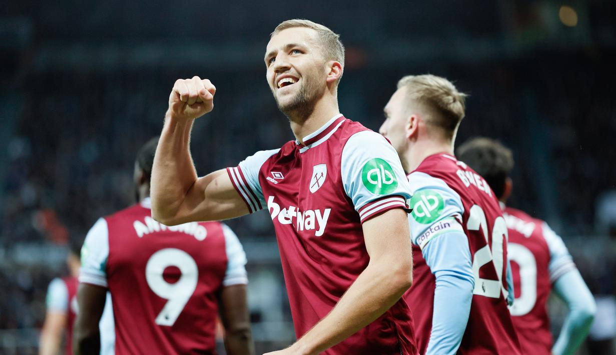 Pemain West Ham United, Tomas Soucek, melakukan selebrasi setelah mencetak gol ke gawang Newcastle United pada laga Liga Inggris di Stadion St. James Park, Selasa, (26/11/2024). (Richard Sellers/PA via AP)
