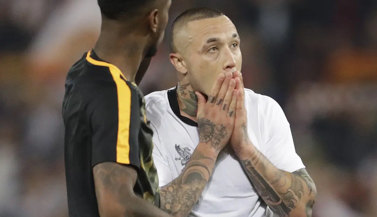 Radja Nainggolan menutup wajah usai laga semifinal Liga Champions di Olympic Stadium,(2/4/2018). Nainggolan gagal membawa Roma ke final setelah kalah agregat dari Liverpool 6-7. (AP/Andrew Medichini)