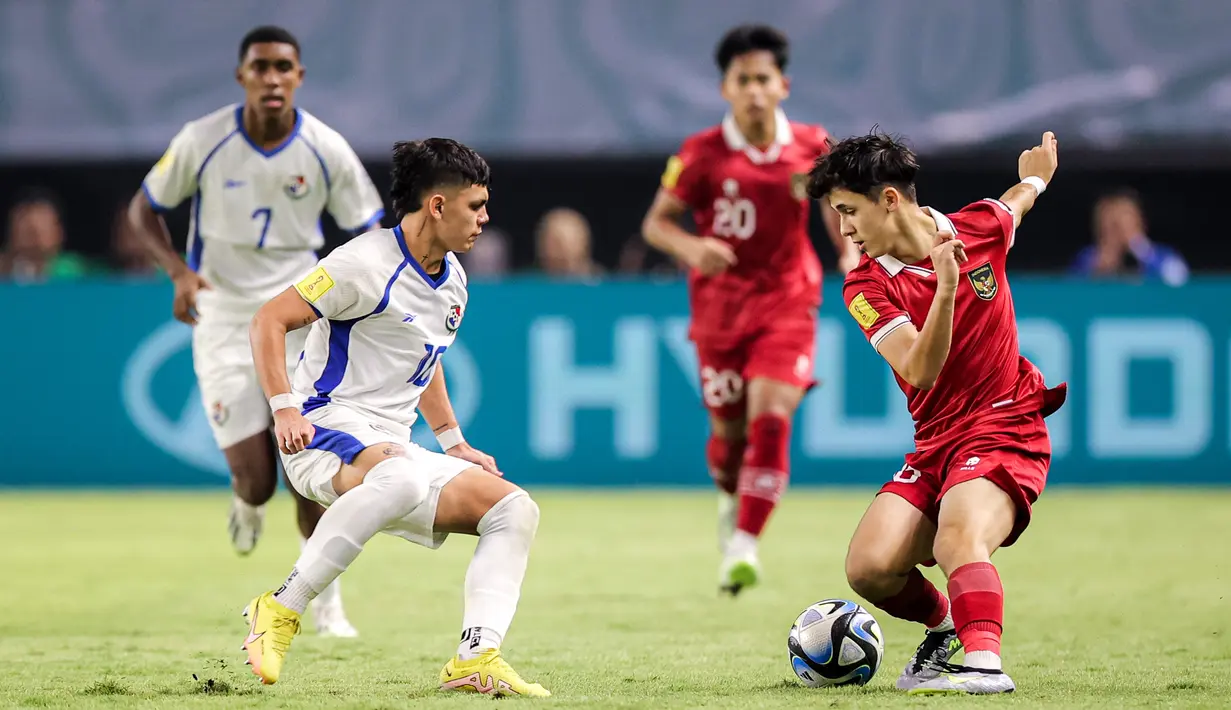 <p>Pemain Timnas Indonesia U-17, Amar Brkic (kanan) berusaha melewati pemain Timnas Panama U-17, Eric Moreno pada laga kedua Grup A Piala Dunia U-17 2023 di Stadion Gelora Bung Tomo (GBT), Surabaya, Senin (13/11/2023). (Bola.com/Bagaskara Lazuardi)</p>