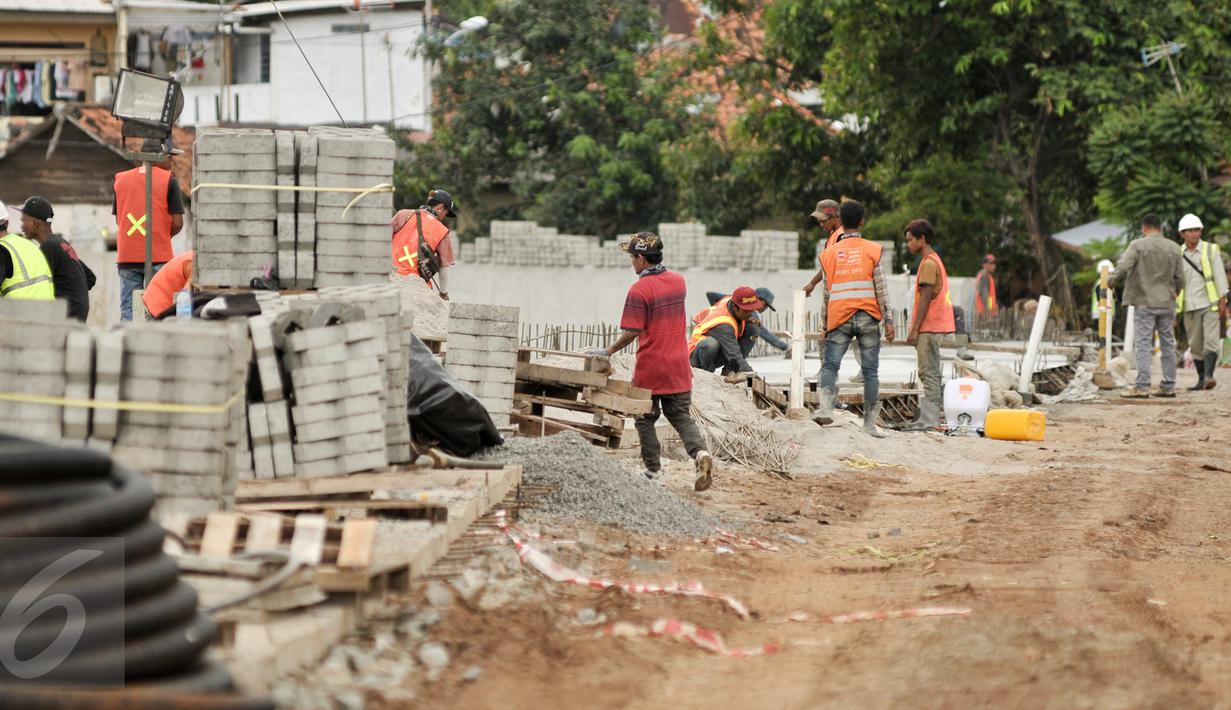 Suasana pengerjaan proyek normalisasi sungai Ciliwung di kawasan Bukit Duri, Jakarta, Rabu (8/2). Proyek normalisasi Ciliwung Bukit Duri ditargetkan rampung pada Mei mendatang. (Liputan6.com/Yoppy Renato)