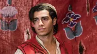 Aladdin tampil dengan ciri khas pakaian ala timur tengah. Menarik disimak bagaimana aksi Mena Massoud dalam memerankan karakter ikonik Aladdin ini. (Liputan6.com/IG/menamassoud)