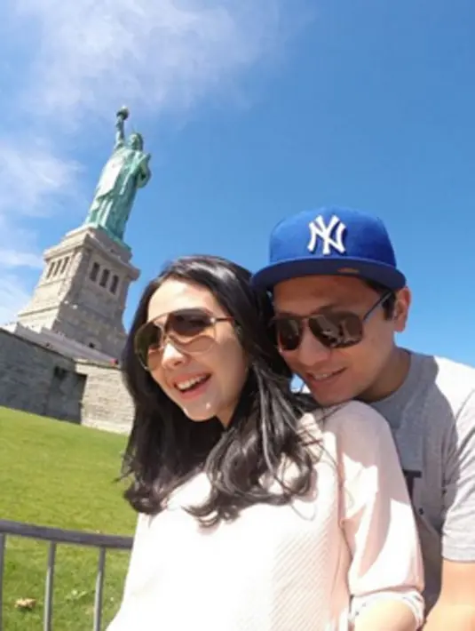 Kemesraan Gisella Anastasia dan Gading Marten kerap membuat orang yang melihatnya iri. Keduanya melakukan liburan romantis ke New York beberapa bulan lalu ketika Gisel sedang mengandung. (via instagram/@gisel_la)