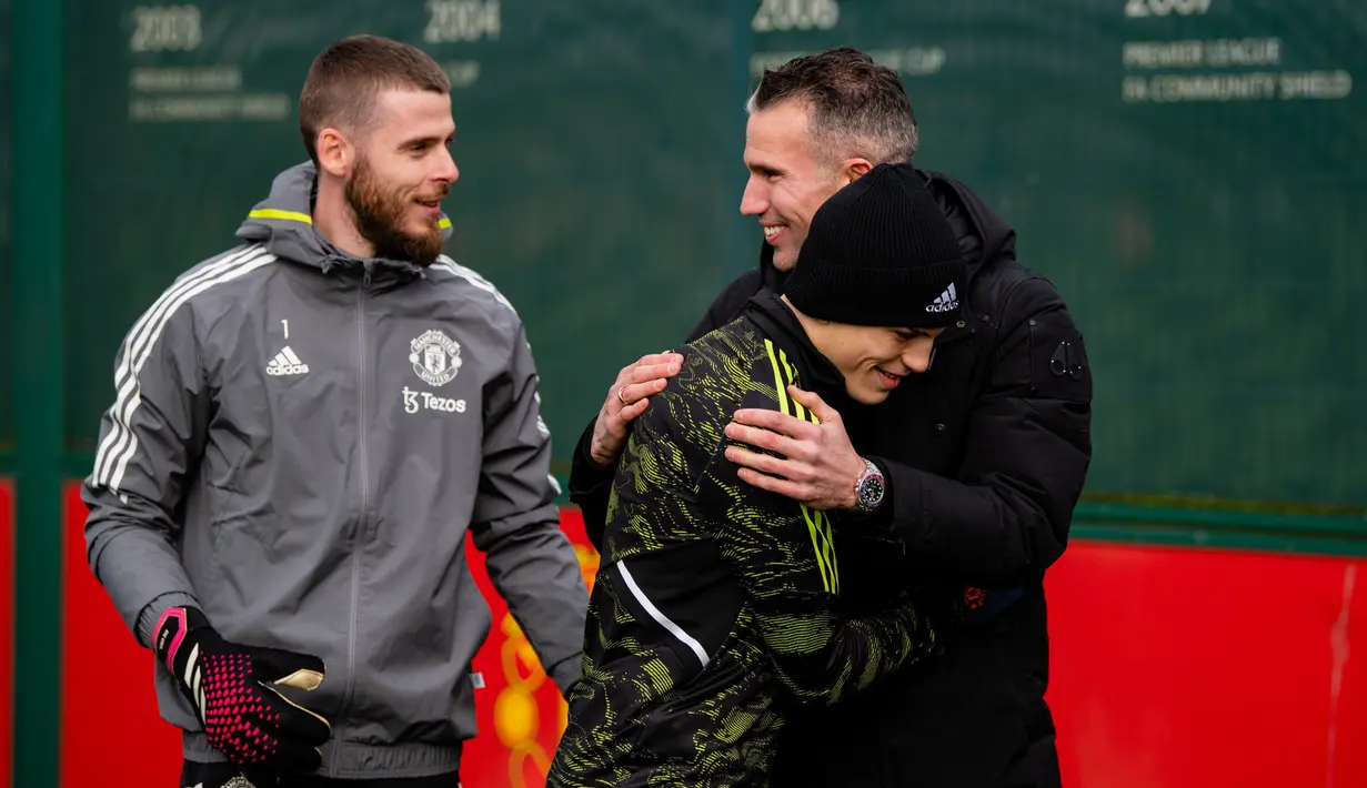 Pemain Manchester United, Alejandro Garnacho (tengah) dan David De Gea (kiri) menyapa Robin Van Persie yang merupakan mantan pemain MU saat akan menjalani sesi latihan di Carrington, Rabu (22/2/2023). (Twitter/Manchester United)