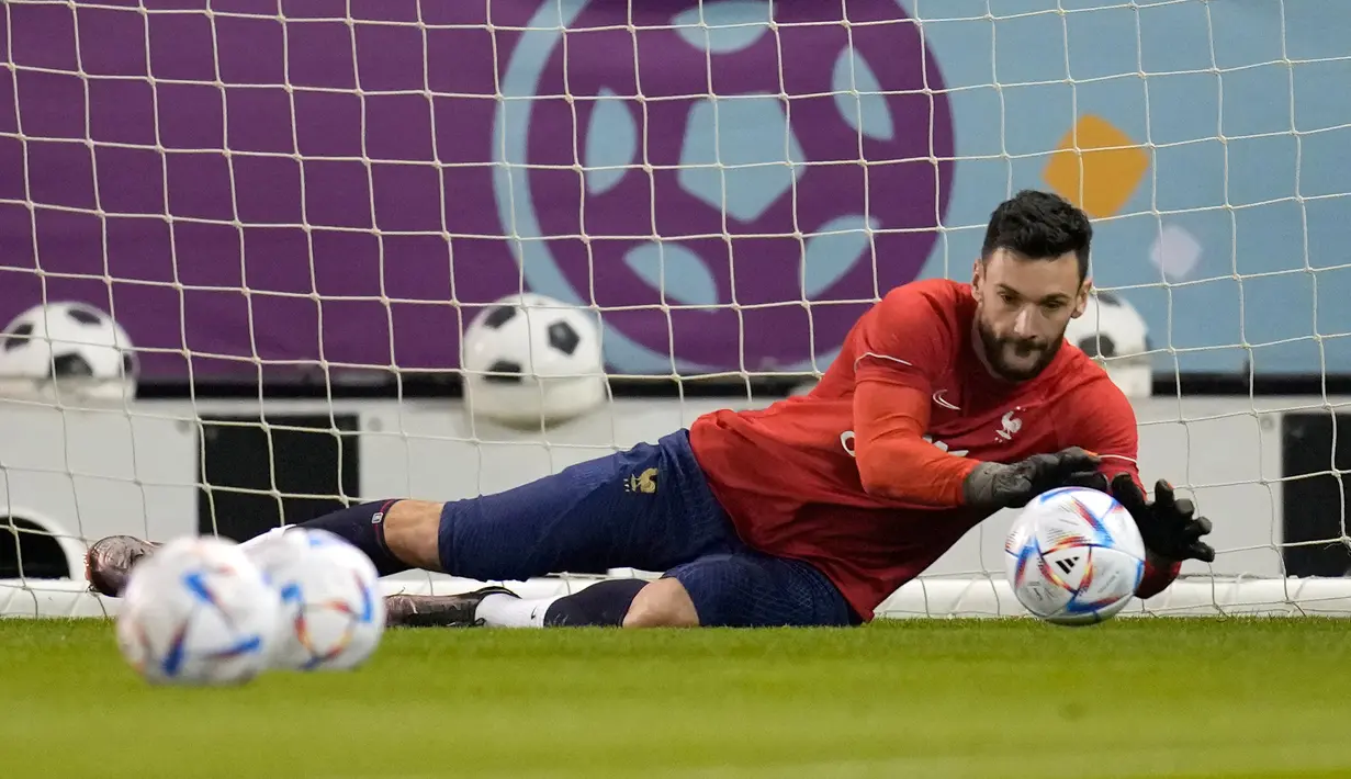 Kiper Prancis Hugo Lloris melakukan penyelamatan saat sesi latihan di Stadion Jassim Bin Hamad, Doha, Qatar, 8 Desember 2022. Prancis akan melawan Inggris dalam pertandingan sepak bola perempat final Piala Dunia 2022 pada 10 Desember. (AP Photo/Christophe Ena)