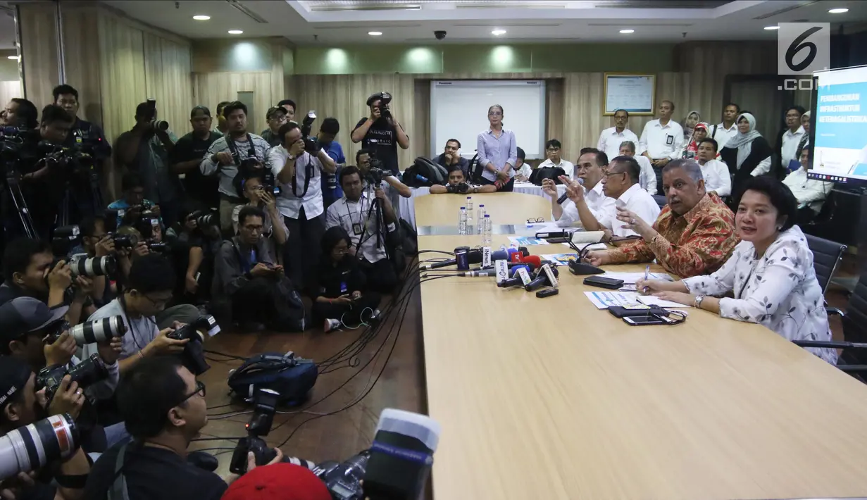 Dirut PLN Sofyan Basir (dua kanan) memberi keterangan pers setelah rumahnya digeledah oleh KPK, Jakarta, Senin (16/7). Sofyan menyebut dirinya kooperatif dan menyambut baik kedatangan 10 orang dari KPK. (Liputan6.com/Arya Manggala)