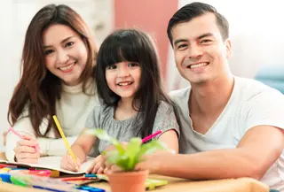 Peran orang tua dalam membangun kepribadian anak yang positif. (foto: lifestylememory/freepik)