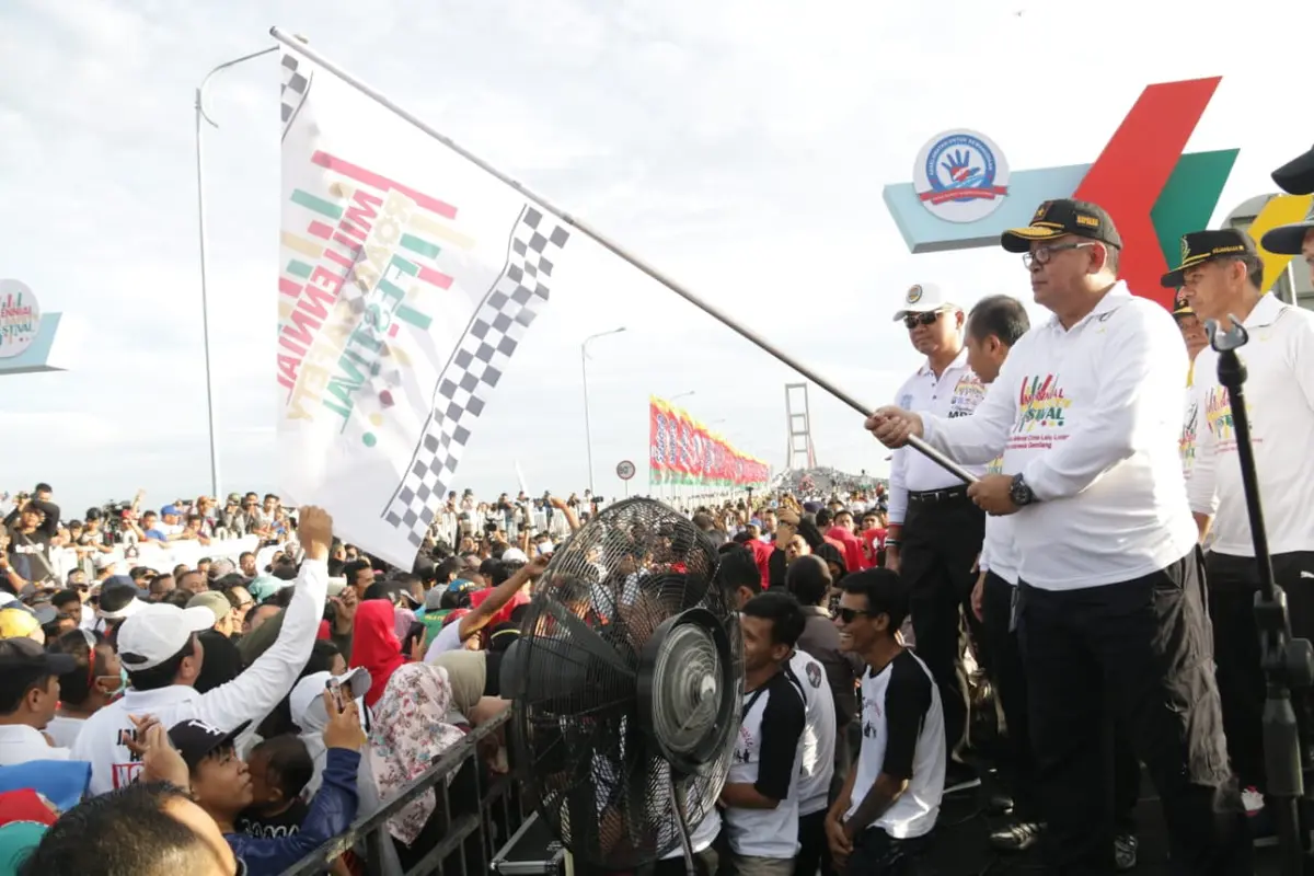 Kepolisian Daerah (Polda) Jawa Timur (Jatim) menggelar acara Puncak Millenial Road Safety Festival (MRSF) yang dilaksanakan pada hari Minggu (17/03/2019) pukul 06.00 WIB, di Jembatan Suramadu.