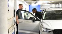 Alexander Isak resmi pindah ke Liverpool sekaligus mengukir rekor baru dalam bursa transfer sepak bola Inggris dengan nilai fantastis 125 juta pounds atau setara Rp2,77 triliun rupiah. (AFP/Anders Wiklund)
