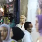 Calon pembeli memilih baju di Pasar Tanah Abang, Jakarta, (28/3/2022). Sepekan menjalang bulan suci Ramadan, Pasar Tanah Abang mulai dipadati pembeli yang hendak berbelanja untuk kebutuhan bulan puasa. (Liputan6.com/Herman Zakharia)
