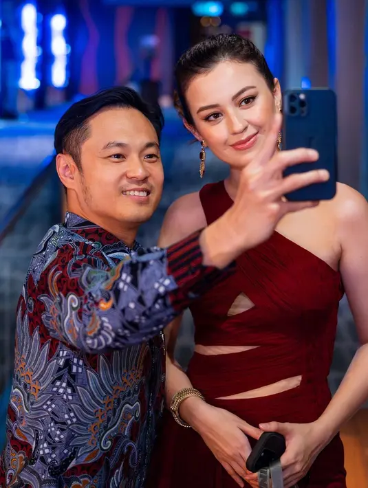 Pulasan makeup bold yang berfokus pada mata pun menyempurnakan penampilan ibu dua anak itu. Sementara rambutnya ditata bergaya spike bun yang edgy. [@kimbrlyryder].