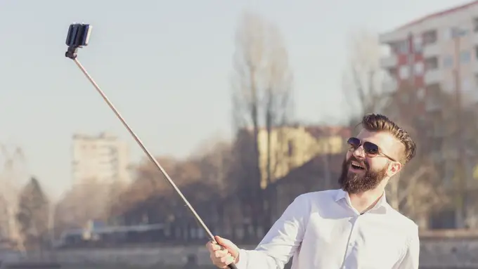 8 Hal yang Bisa Kamu Lakukan dengan 'Tongsis' Selain 'Selfie'