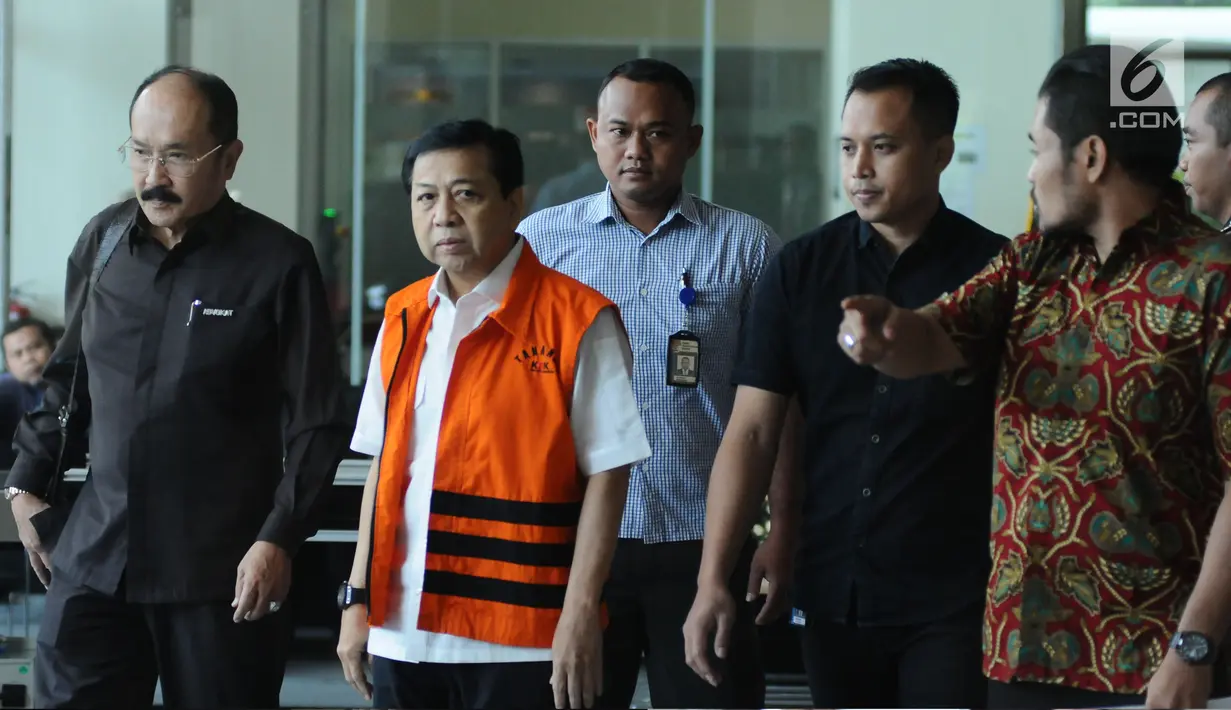 Tersangka dugaan korupsi pengadaan e-KTP, Setya Novanto (kedua kiri) meninggalkan gedung KPK, Jakarta, Rabu (6/12). KPK menyatakan berkas perkara  Setya Novanto sudah lengkap atau P21. (Liputan6.com/Helmi Fithriansyah)