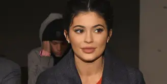 Kylie Jenner masih tersu menjadi sorotan publik mengenai kehamilannya saat ini. kabar terabru muncul bahwa bersama sang kekasih, Travis Scott, Kylie pun sudah merencakan sebuah pernikahan. (AFP/Ben Gabbe)