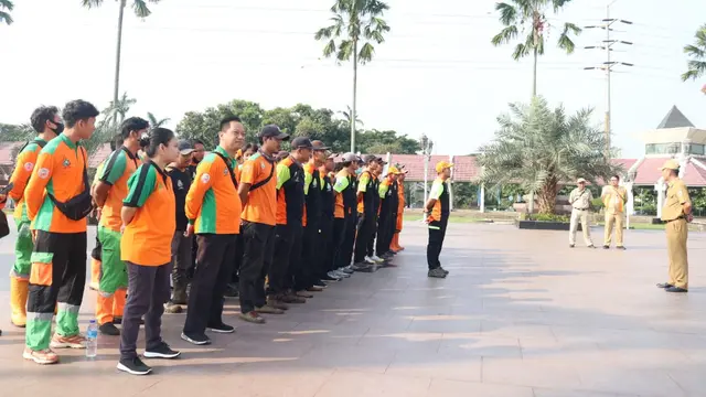Dinas Lingkungan Hidup (DLH) DKI Jakarta mengerahkan pasukan oranye untuk melakukan giat bersih-bersih Masjid dan Mushola di wilayah tugasnya masing-masing dalam rangka menyambut Ramadhan 2023.