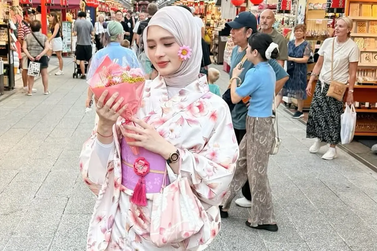 6 Gaya Inara Rusli Liburan di Jepang, Tampil Modis dengan Warna Pastel