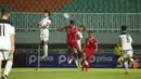 Pemain Timnas Indonesia U-17, Arkhan Kaka Putra menyundul bola saat bersaing dengan pemain Timnas Guam U-17 dalam laga Kualifikasi Piala Asia U-17 2023 Grup B di Stadion Pakansari, Cibinong, Kabupaten Bogor, Jawa Barat, Senin (3/10/2022). Laga timnas Indonesia U-17 melawan Guam ini terpaksa harus berlangsung tanpa penonton, imbas dari Tragedi Kanjuruhan. (FOTO: Dok. PSSI)