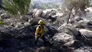 Anggota Pemadam Kebakaran dari San Diego County mencari sisa titik api di lokasi kebakaran Dataran Tinggi di Aguanga, California, pada Selasa, 31 Oktober 2023. (AP Photo/Marcio Jose Sanchez)