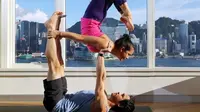 Acroyoga atau olahraga paduan akrobatik dan yoga yang dilakukan bersama pasangan bisa tingkatkan hubungan mereka berdua. 