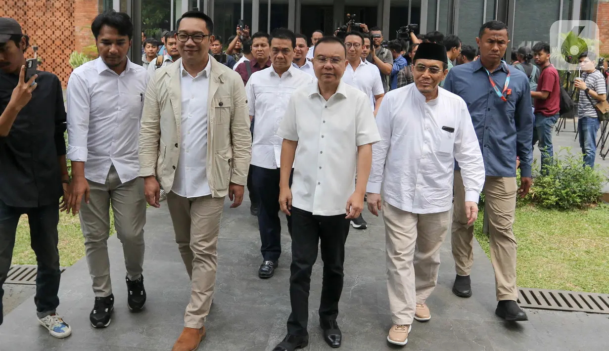 Rapat tersebut menjadi yang perdana pasangan bakal calon gubernur dan wakil gubernur Jakarta Ridwan Kamil-Suswono bersama tim pemenangan. (Liputan6.com/Herman Zakharia)