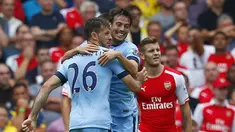 Pemain Manchester City, Martin Demichelis (kiri) dan David Silva, merayakan hasil imbang 2-2 kala melawan Arsenal di Stadion Emirates, London, (13/9/2014). (REUTERS/Eddie Keogh)