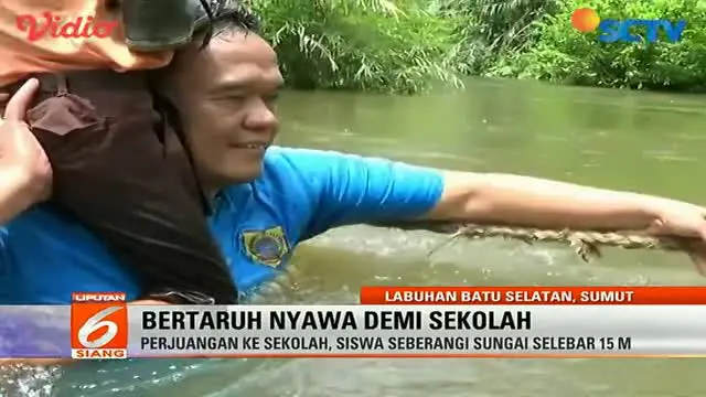 Miris. Demi bersekolah, para siswa ini harus menyeberangi sungai sedalam leher orang dewasa tanpa alat transportasi