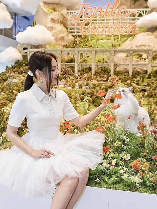 Pakaian yang membuat Jennie tampil seperti balerina pun dari brand ShuShuTong Studio seharga Rp9 jutaan. Dok. @gentlemonster