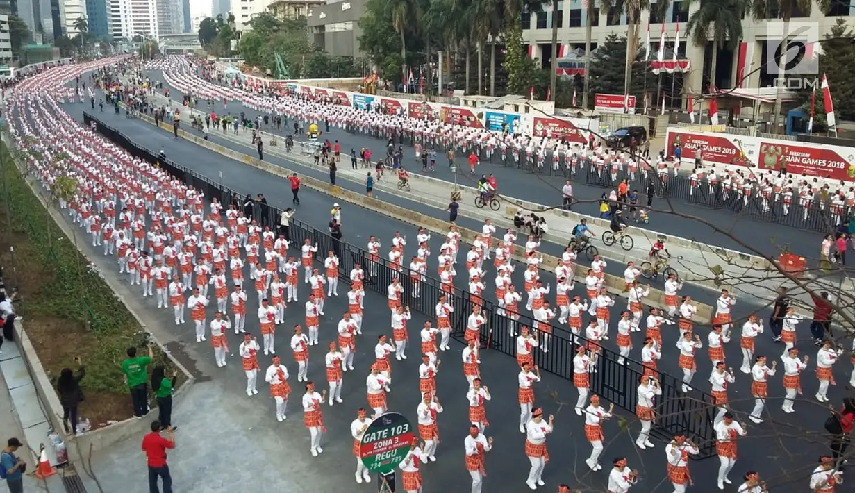 Ribuan peserta mengikuti pemecahan Guinness World Record tari Poco-poco di sepanjang Jalan MH Thamrin-Sudirman, Jakarta, Minggu (5/8). Turut hadir dalam acara tersebut para petinggi negara. (Liputan6.com/Pool/Biro Pers Setpress)