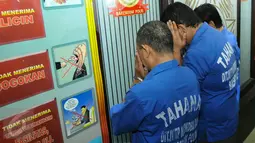 Tersangka sindikat narkotika Internasional dihadirkan saat rilis di kantor Dirtipid Narkoba Bareskrim Polri, Jakarta, (18/3). Polisi berhasil ungkap sindikat narkotika jaringan Malaysia-Indonesia dengan barang bukti 11kg shabu. (Liputan6.com/Yoppy Renato)
