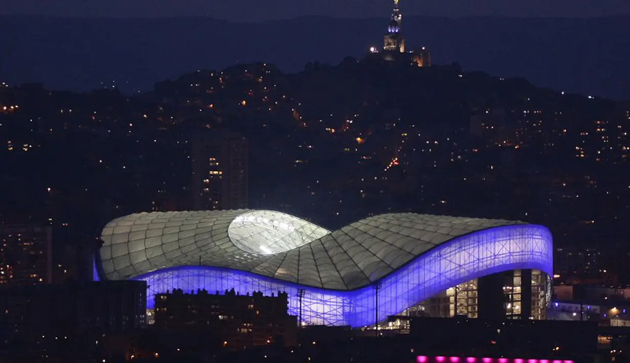 Tampak Velodromme Stadium pada malam hari, stadion tersebut akan digunakan untuk UERO 2016 mendatang, Senin (20/04/2015).