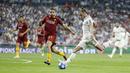 Penyerang Real Madrid, Gareth Bale, melepaskan tendangan ke gawang AS Roma pada laga Liga Champions di Stadion Santiago Bernabeu, Madrid, Rabu (19/9/2018). Real Madrid menang 3-0 atas AS Roma. (AP/Manu Fernandez)