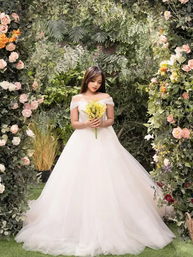 7 Pemotretan Terbaru Fuji dengan Gaun Pengantin, Tampil Elegan