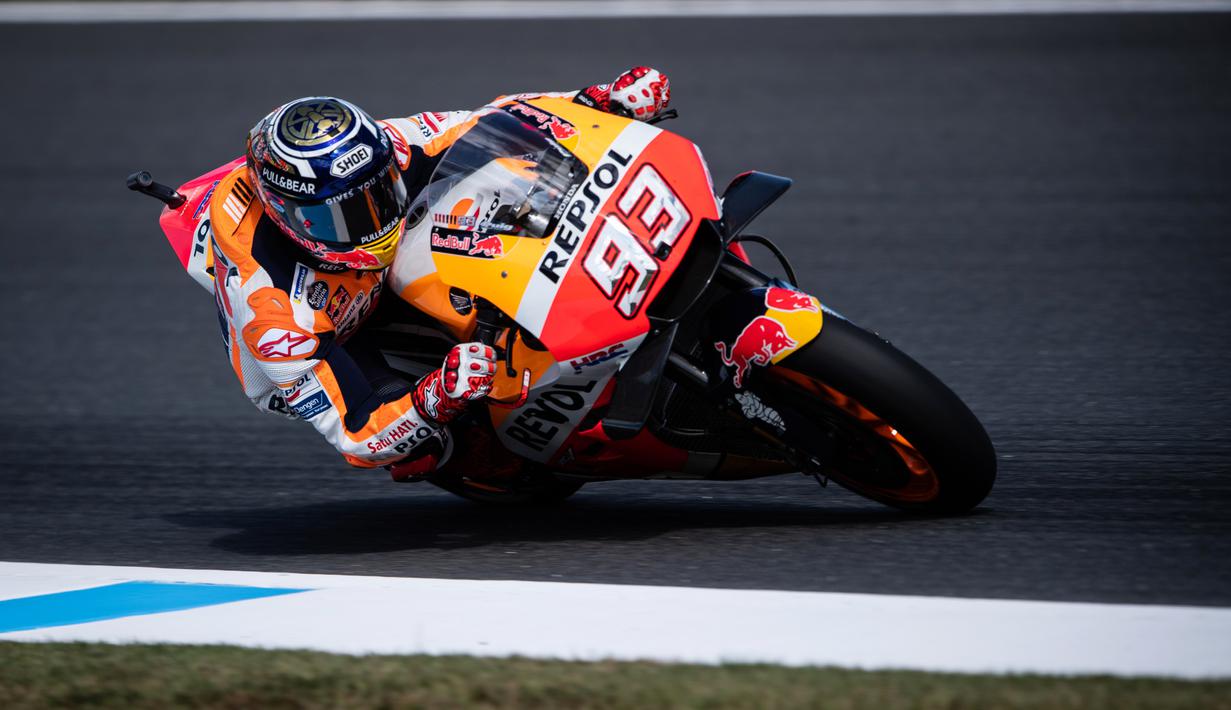 Pebalap Repsol Honda, Marc Marquez, saat beraksi pada sesi latihan bebas ke tiga di Sirkuit Motegi, Jepang, Sabtu (20/10/2018). Marc Marquez finis diurutan ke empat dengan catatan waktu 45.289 detik. (AFP/Martin Bureau)