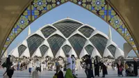 Umat Muslim berjalan setelah mengikuti salat Idul Fitri di masjid Al Jabbar di Bandung, Jawa Barat, pada 10 April 2024. (Timur MATAHARI/AFP)