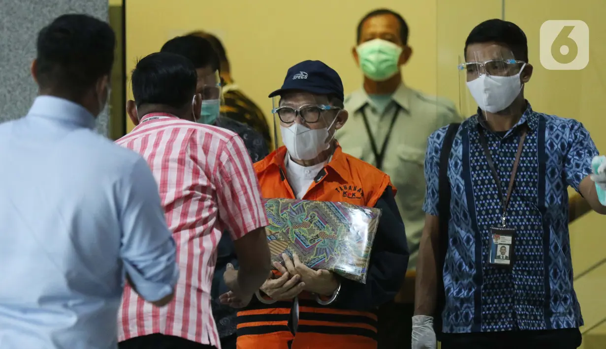 Wali Kota Dumai periode 2016-2021, Zulkifli Adnan Singkah (rompi oranye) bersiap mengikuti rilis penahanan di Gedung KPK, Jakarta, Selasa (17/11/2020). Zulkifli AS ditahan KPK terkait dugaan suap pengurusan Dana Alokasi Khusus Kota Dumai dalam APBN-P 2017-2018. (Liputan6.com/Helmi Fithriansyah)