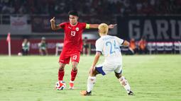 Pemain Timnas Indonesia, Muhammad Ferarri (kiri) berusaha melewati penjagaan pemain Filipina, Javier Alessandro Mariona saat laga Grup B Piala AFF 2024 yang berlangsung di Stadion Manahan, Solo, Jawa Tengah, Sabtu (21/12/2024). (Bola.com/Abdul Aziz)