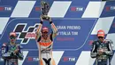 Selebrasi Marc Marquez (Honda MotoGP-tengah) bersama Jorge Lorenzo dan Valentino Rossi (kanan) di atas podium kemenangan usai berlomba di Sirkuit Mugello, Italia, (1/6/2014). (AFP PHOTO/Filippo Monteforte)
