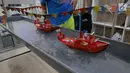 Anak-anak mengikuti kontes kapal otok-otok  di galeri kertas Studio Hanafi, Depok, Sabtu (16/2). Perlombaan itu untuk melestarikan permainan tradisional yang kini sudah mulai ditinggalkan karena tergerus permainan modern. (Liputan6.com/Herman Zakharia)