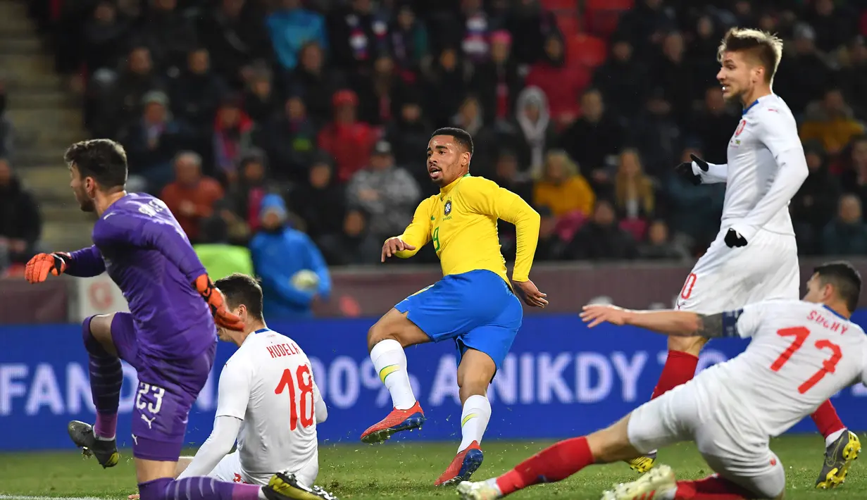Aksi Gabriel Jesus meepaskan tembakan yang berujung gol pada laga persabahabatan yang berlangsung di Stadion Sinobo, Praha, Rabu (27/3). Brazil menang 3-1 atas Republik Ceko. (AFP/Joe Klamar)