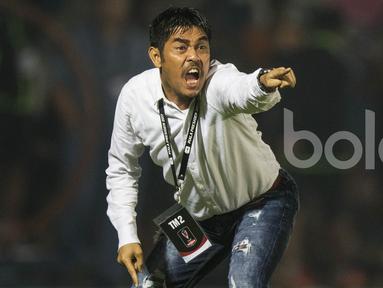 Pelatih Semen Padang, Nil Maizar, merupakan sosok juru taktik yang kerap tampil ekspresif saat mendampingi klubnya bertanding. (Bola.com/Vitalis Yogi Trisna)