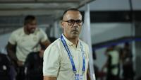 Pelatih Borneo FC Samarinda, Fabio Lefundes saat mendampingi tim asuhannya bertandang ke markas Dewa United, Indomilk Arena, Tangerang dalam laga pekan ke-22 BRI Super League 2025/2026, Minggu (22/2/2026). (Bola.com/Muhammad Iqbal Ichsan)