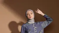 Top 3 Islami: 8 Model Gamis Navy dan Burgundy yang jadi Favorit pada 2025, Inspirasi 8 Desain Rumah Kayu Sederhana Modern Bernuansa Islami