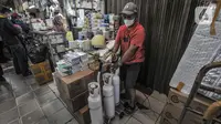Pedagang merapikan tabung oksigen ukuran 1 kubik yang sudah dipesan pembeli di Pasar Pramuka, Jakarta, Kamis (24/6/2021). Salah seorang pedagang, Jahendri (45) mengungkapkan ketersediaan tabung oksigen di Pasar Pramuka mengalami kelangkaan bahkan hampir kosong. (merdeka.com/Iqbal S. Nugroho)