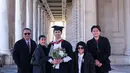 Pada hari wisuda, pemain sinetron “Dear Nathan The Series” ini tampil anggun dengan outfit serba hitam yang elegan. Sementara itu, Axel tampak gagah mengenakan toga wisudanya. Salah satu momen yang mencuri perhatian adalah saat Axel dengan ceria mencoba mengenakan topi toga pada Luna, menciptakan suasana penuh canda dan kasih sayang.   (Liputan6.com/IG/@shabrinaaluna)