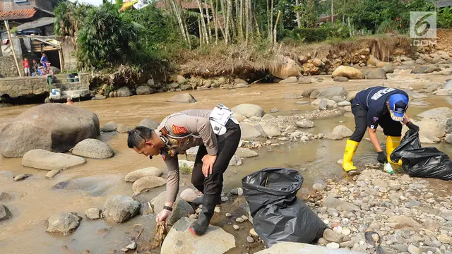 Semangat Polantas Bersih-Bersih Sungai di Bogor