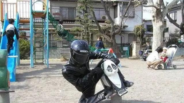 6 Tingkah Bapak-Bapak Kegirangan Ketemu Mainan Bocah, Menolak Tua